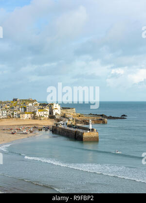 Erhöhte Blick über den schönen Fischerhafen von St Ives, an der nördlichen Küste von Cornwall. Stockfoto