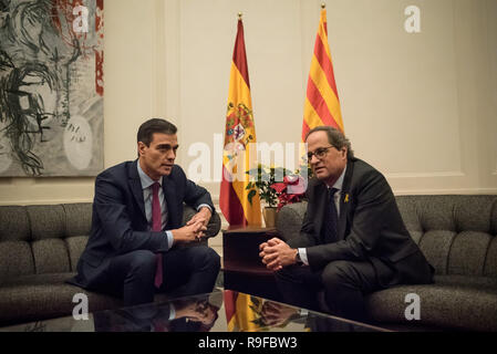 Der spanische Premierminister Pedro Sanchez (L) und Katalanisch Regional President QUIM TORRA (R) Momente vor einem Treffen in Barcelona halten. Die spanische Regierung und die katalanische Regierung vereinbart, eine gemeinsame Sitzung in Barcelona zu halten inmitten der Krise durch die Unabhängigkeit Bestrebungen der katalanischen Region Stockfoto