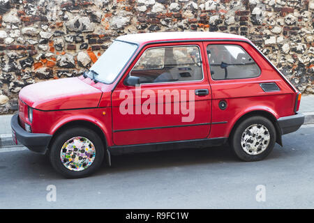 Krakau, Polen - 31. Dezember 2016: Fiat 126 p "Polski Maluch" in Krakau Altstadt im Winter. Stockfoto