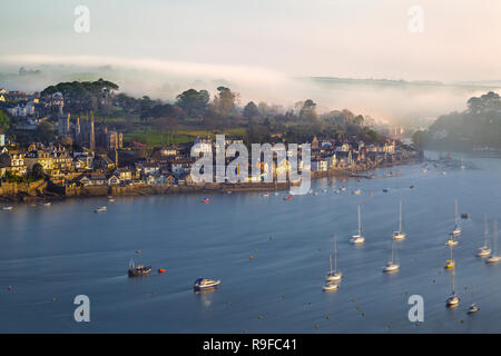 Fowey von polruan gesehen; Boote auf dem Fluss Fowey, Cornwall Stockfoto