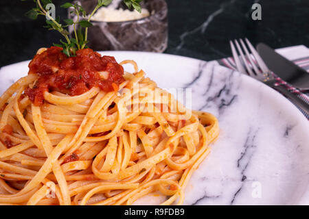 Köstliche Spaghetti serviert mit Parmesan auf einer Marmorplatte Stockfoto