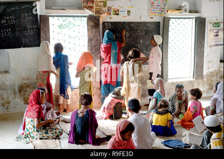 Varanasi/Indien, 20. September 2011 muslimische Lehrerin mit Kindern im Klassenzimmer islamische Schule in Varanasi Uttar Pradesh Indien Stockfoto