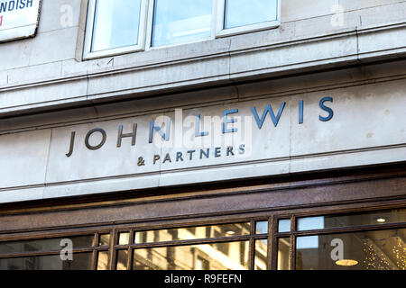 Logo Schild an der Fassade des John Lewis & Partner Oxford Street Kaufhaus nach dem Rebranding, London, UK Stockfoto