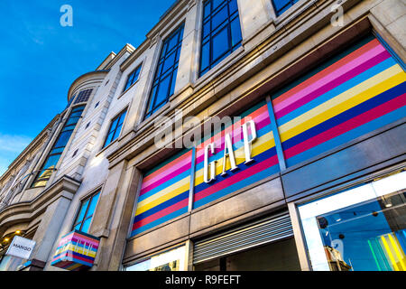 Vor dem GAP Store auf der Oxford Street mit Logo und Regenbogenfarben Hintergrund, London, UK Stockfoto