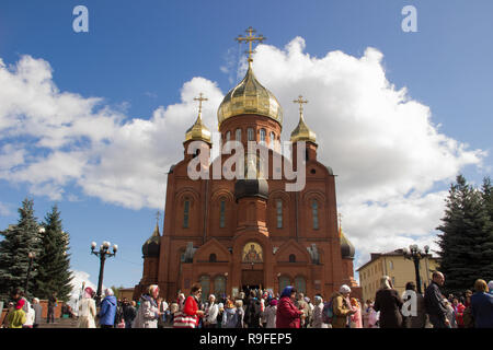 Masse von Menschen, die sich vor dem Tempel zu Ehren der Ikone der Gottesmutter "das Zeichen" in Sibirien Stockfoto