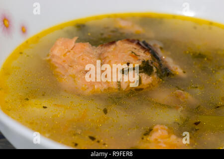 Fischsuppe mit Lachs, Kartoffeln, Zwiebeln und Karotten. Lohikeitto. Traditionelle Gericht der Finnische Küche Stockfoto