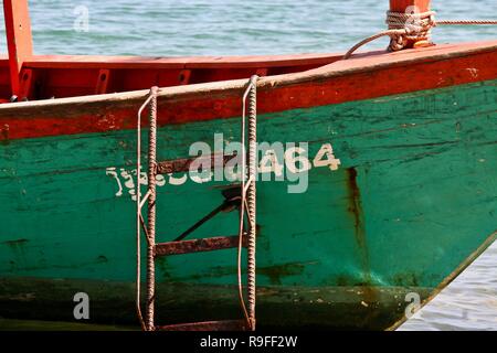 Ein grünes Holz kambodschanischen Boot gebunden an einem Strand Stockfoto