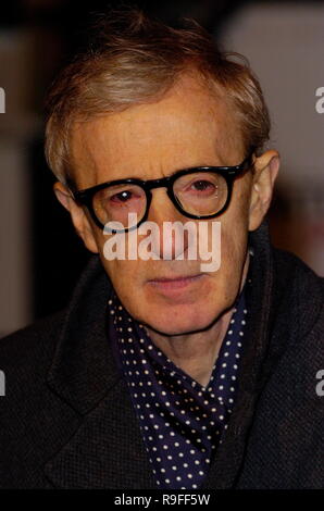 Woody Allen Regisseur nimmt an den roten Teppich Match Point UK Film Premiere Curzon Kino London England UK 2005 Stockfoto