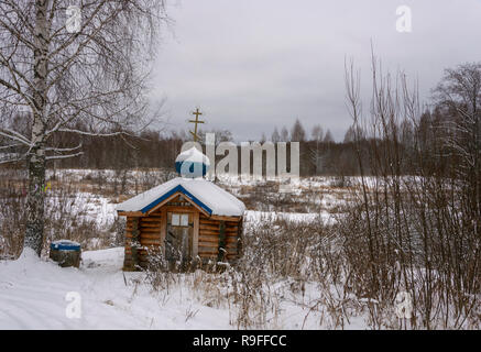 Heilige Quelle von St. Basilius der Große in der Nähe der Ortschaft Glebovo an einem Wintertag, rostovsky Bezirk, Region Jaroslawl, Russland. Stockfoto