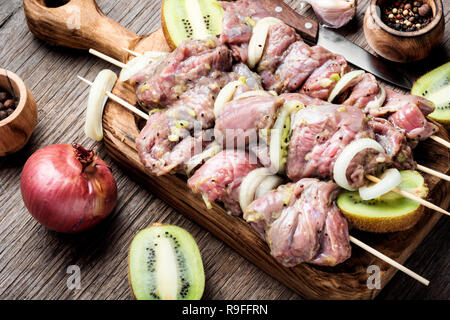 Raw würziges Rindfleisch Shish Kebab auf einem Schneidebrett Stockfoto