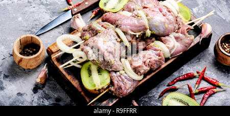 Raw würziges Rindfleisch Shish Kebab auf einem Schneidebrett Stockfoto