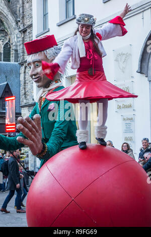 Puppenspielerin und Street Performer der Balanceakt auf riesige Kugel während der Weihnachtsmarkt im Winter in Gent, Flandern, Belgien Stockfoto