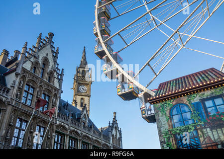 Old Post Office Riesenrad auf Weihnachtsmarkt im Winter in Gent, Flandern, Belgien Stockfoto