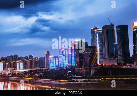 Chongqing, China. Juni 23, 2018. Ein Blick auf die Gebäude und Wolkenkratzer in der Nähe der Jialing in den Yuzhong district Chongqing China. Stockfoto