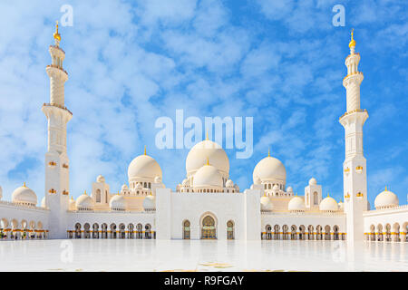 Schöne Sheikh Zayed Moschee - Abu Dhabi, Vereinigte Arabische Emirate white Grand Mosque Courtyard Stockfoto