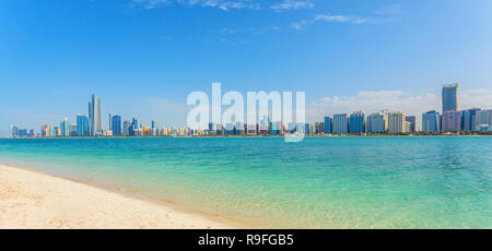 Abu Dhabi Skyline mit Wasser, Wolkenkratzer und Strand, Panoramaaussicht Stockfoto