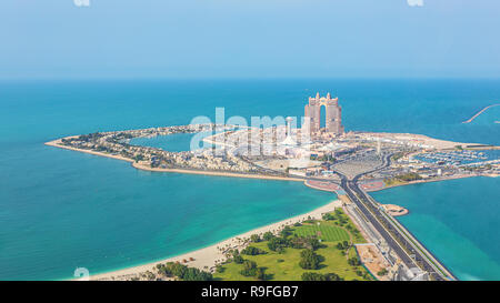 Luftaufnahme von Marina Mall und Marina Insel in Abu Dhabi, VAE - Panoramablick auf Einkaufsviertel Stockfoto