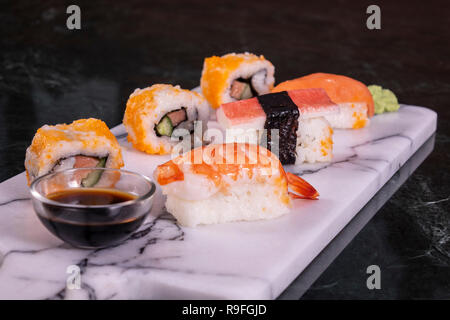 Sushi-Sashimi und Sushi Rolls Set auf Stein Schiefer serviert Stockfoto