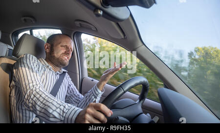 Aggressiv und verrückte Fahrer in seinem Auto Stockfoto