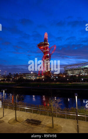 Die ArcelorMittal Orbit Skulptur in der Dämmerung, Queen Elizabeth Olympic Park, London, England, Vereinigtes Königreich, Europa. Stockfoto