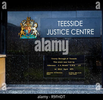Eintritt in Teesside Justice Center einschließlich Richter und Familie Hof in Middlesbrough, Cleveland Stockfoto