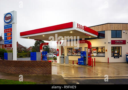 Dorf Esso Tankstelle und Supermarkt im Great Ayton North Yorkshire England Stockfoto