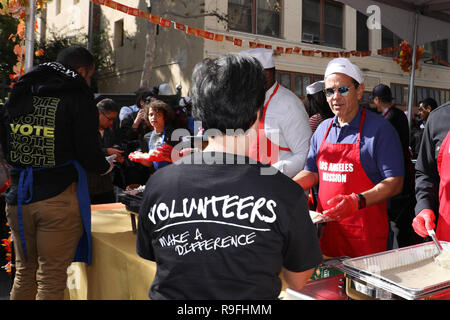 LA Mission jährliche Thanksgiving für Obdachlose, gehalten an der Los Angeles Mission in Los Angeles, Kalifornien. Mit: Antonio Villaraigosa, ehemaliger Bürgermeister von Los Angeles, wo: Los Angeles, Kalifornien, Vereinigte Staaten, wenn: 21 Nov 2018 Credit: Sheri Determan/WENN.com Stockfoto