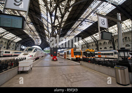 Das Innere der großen Bahnhof Estació Franca in Barcelona, Spanien Stockfoto