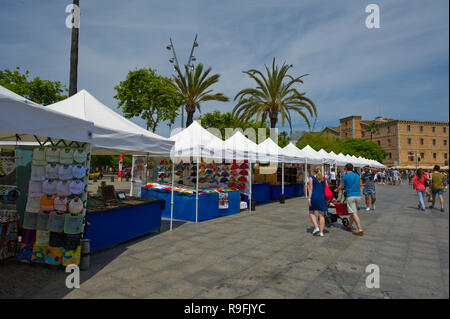 Eine Reihe von Ständen aller Art von Kunst und Handwerk auf der Promenade in der Nähe des Museum der Geschichte Kataloniens in Barcelona, Spanien Stockfoto