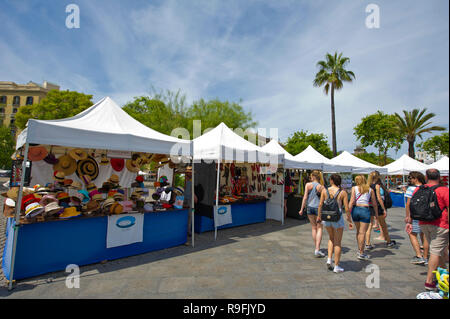 Eine Reihe von Ständen aller Art von Kunst und Handwerk auf der Promenade in der Nähe des Museum der Geschichte Kataloniens in Barcelona, Spanien Stockfoto