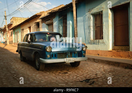 Ein klassischer Vintage American blaues Auto fahren auf den gepflasterten Straßen von Trinidad, Kuba. Stockfoto