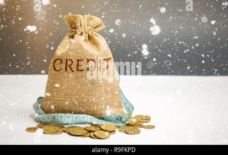 Beutel mit Geld und Maßband und das Wort Kredit. Weihnachten Darlehen. Niedrige Zinsen. Günstige Angebote für die Kreditnehmer. Konsumkredit. Darlehen protecti Stockfoto