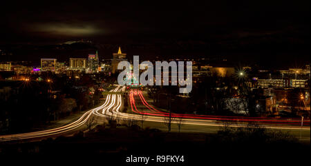 Nacht über die Boise Idaho mit Bogus Basin Licht in den Himmel und Streifenbildung Auto leuchtet Stockfoto