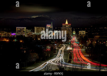 Nacht Bewegungsunschärfe Autolichter downtown Boise Idaho in der Weihnachtszeit Stockfoto