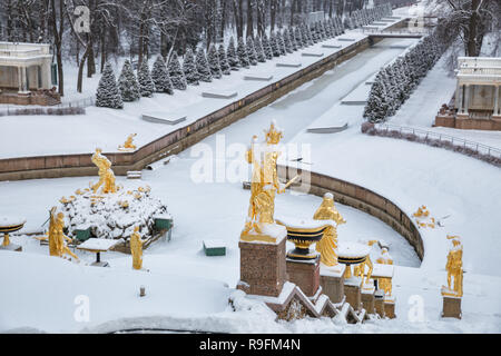 SAINT PETERSBURG, Russland - Januar 22, 2018: Peterhof im Winter. Statuen der Große Kaskade Simson reißt das Maul des Löwen mit Schnee bedeckt Stockfoto