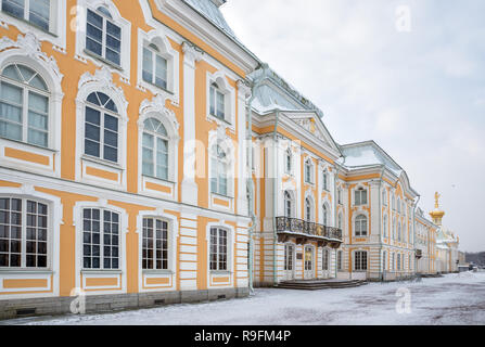 SAINT PETERSBURG, Russland - Januar 22, 2018: Peterhof im Winter. Fassade des Grand Palace aus der Unteren Park Stockfoto