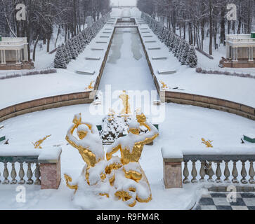 SAINT PETERSBURG, Russland - Januar 22, 2018: Peterhof im Winter. Statuen von Tritonen und Simson reißt das Maul des Löwen gegen das Meer Kanal. Stockfoto