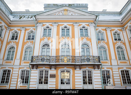 SAINT PETERSBURG, Russland - Januar 22, 2018: Peterhof im Winter. Fragment der Fassade des Grand Palace Stockfoto