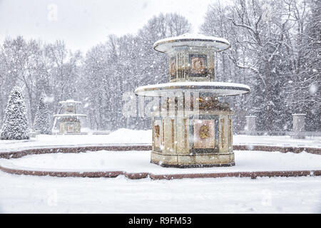 SAINT PETERSBURG, Russland - Januar 22, 2018: Peterhof im Winter. Starker Schneefall in der Unteren Park, Römische Brunnen mit Schnee bedeckt Stockfoto