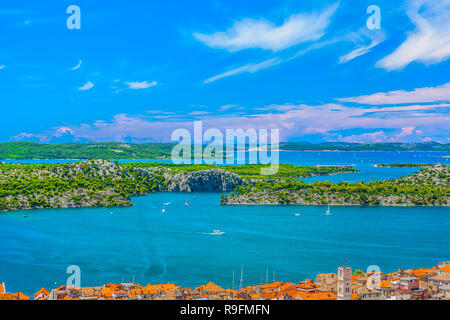 Einen malerischen Blick auf den berühmten Kanal Saint Anthony vor der Stadt Sibenik, Kroatien Europa. Stockfoto