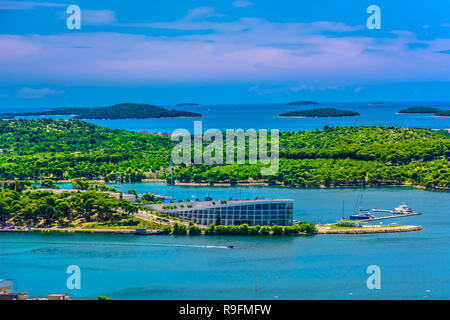 Luftbild bei Marble Küste in Dalmatien region, Sibenik Riviera touristischen Orten. Stockfoto