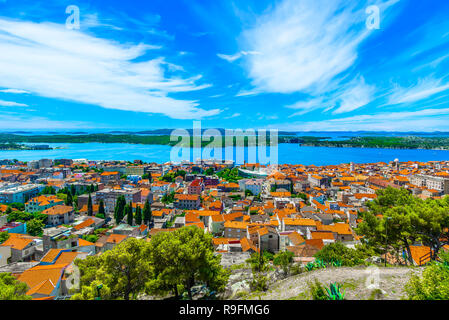 Malerischer Blick auf erstaunliche Sibenik Stadt aus bergauf fort in Dalmatien, Kroatien. Stockfoto