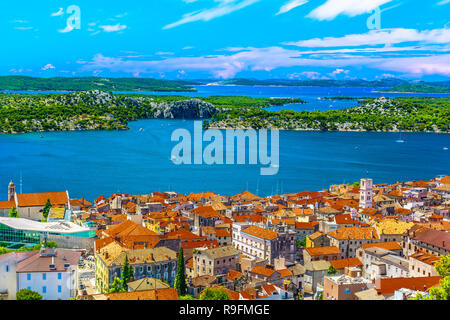 Luftaufnahme auf bunte Landschaft in Sibenik Riviera, beliebtes Reiseziel in Mitteldalmatien, Kroatien. Stockfoto