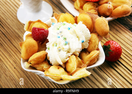 Hong Kong Stil ei Waffel. bubble Waffel mit eisbecher Eis und Früchte. Street Food Waffeln Stockfoto