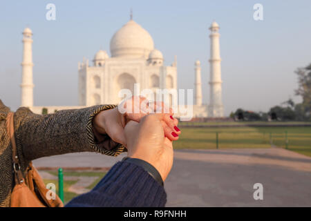 Mann hält seine Frau hand Übersicht Hochzeit Ring mit Taj Mahal in Stockfoto