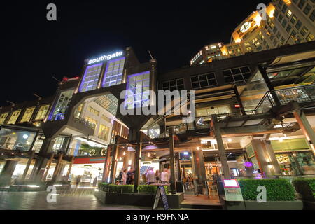 Menschen besuchen die Southbank Shopping Street in Melbourne, Australien Stockfoto