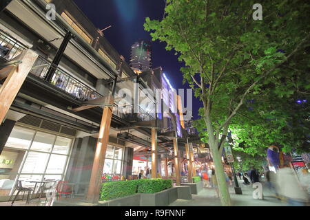 Menschen besuchen die Southbank Shopping Street in Melbourne, Australien Stockfoto