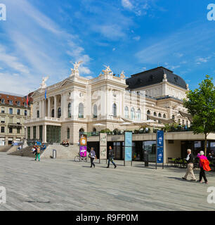 Zürich, Schweiz - 25. Mai 2016: Opernhaus Zürich Gebäude, Menschen davor - Ansicht von Sechselautenplatz Square. Opernhaus Zürich (Germa Stockfoto