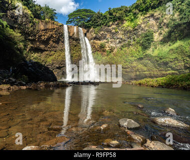 In einem 80er TV-Show, diese Doppelstöckiger iconic fällt, sind einer der anerkannten Sehenswürdigkeiten der Insel, Wailua Wasserfälle, Kauai, Hawaii Stockfoto