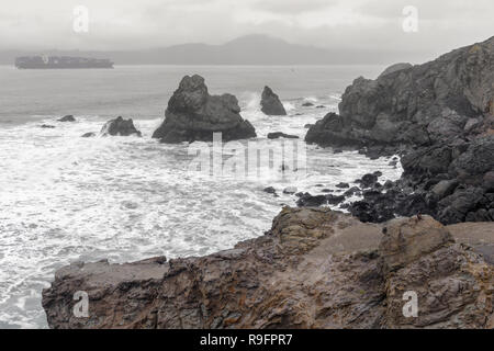 Blick auf die Küste von Land's End in Richtung Golden Gate Meerenge an einem Wintertag. Stockfoto